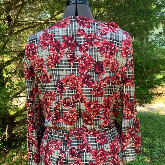 Red and black plaid & 🌺 flower dress. - Picture 5 of 6